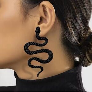 Avant-garde Sexy and Exaggerated Snake Shaped Earrings - Black